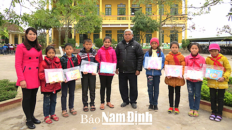 Hội Khuyến học xã Giao Thịnh trao phần thưởng cho học sinh trường tiểu học.