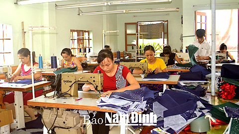 Cơ sở sản xuất túi xách thời trang xuất khẩu của anh Trần Quang Vinh, ở xã Xuân Trung (Xuân Trường) tạo việc làm ổn định cho 50 phụ nữ, với mức thu nhập bình quân 5 triệu đồng/người/tháng.