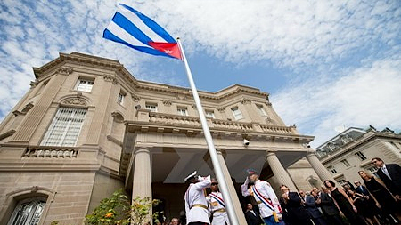 Lễ thượng cờ Cuba trước Đại sứ quán Cuba ở thủ đô Washington (Mỹ). Ảnh: TTXVN.