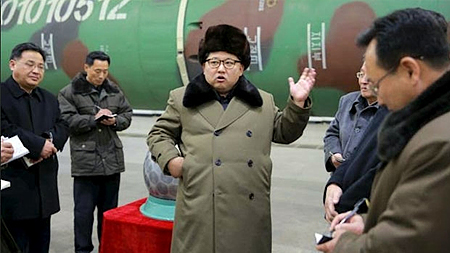 Nhà lãnh đạo CHDCND Triều Tiên Kim Jong Un gặp các nhà khoa học và kỹ sư trong lĩnh vực nghiên cứu vũ khí hạt nhân. (Ảnh: KCNA)