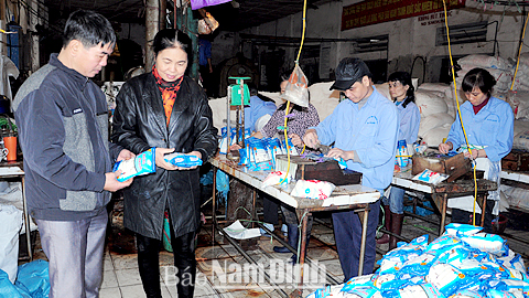 Đóng gói sản phẩm muối tinh tại Cty CP Muối và Thương mại Nam Định.