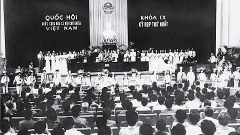 Đoàn thiếu nhi Thủ đô đến chào mừng các vị đại biểu Quốc hội khóa IX trong phiên khai mạc kỳ họp thứ nhất, ngày 20-9-1992. Ảnh: Tư liệu