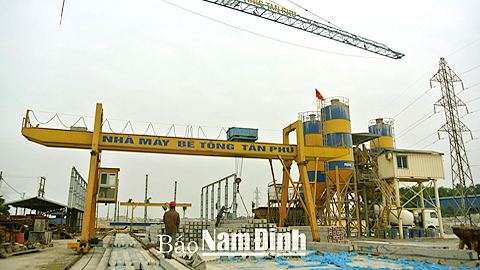 Sản xuất cọc bê tông tại Cty TNHH một thành viên Bê tông dự ứng lực Tân Phú, KCN Hòa Xá (TP Nam Định).