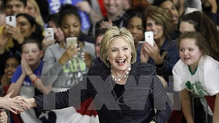 Ứng cử viên Hillary Clinton phát biểu trong cuộc vận động tranh cử ở Cleveland, bang Ohio. (Nguồn: AFP/TTXVN) 