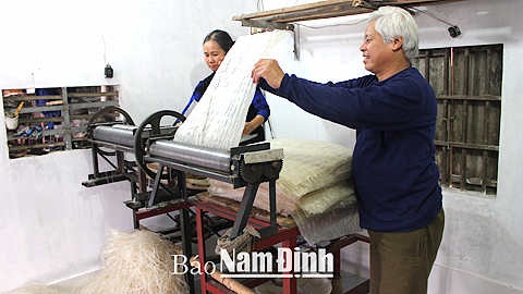 Sản xuất bánh đa tại cơ sở của ông Mai Văn Thanh, đội 5, xã Nghĩa Tân.