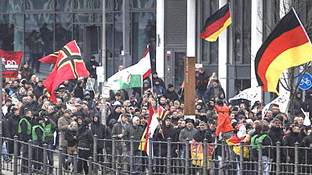 Phe hữu biểu tình ở Berlin phản đối bà Merkel hôm 12/3. Ảnh: Getty.