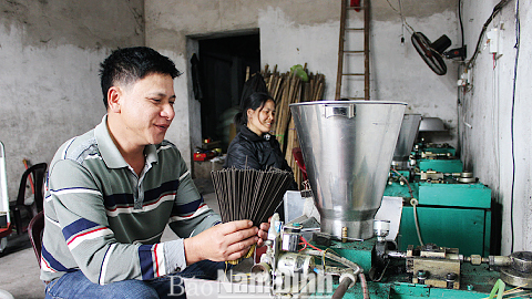 Sản xuất hương xuất khẩu tại cơ sở của anh Ngô Văn Lục, xóm 1, xã Nghĩa Lâm.