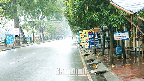 Biển quảng cáo lấn chiếm vỉa hè cản trở người đi bộ, mất mỹ quan đô thị (Ảnh chụp tại đường Trần Thái Tông, TP Nam Định).