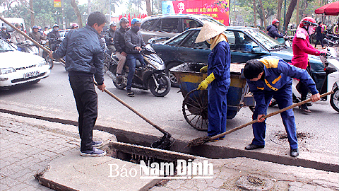 Một ca làm việc của công nhân Đội Duy tu, bảo dưỡng, vận hành hệ thống thoát nước, Cty TNHH một thành viên Môi trường Nam Định.