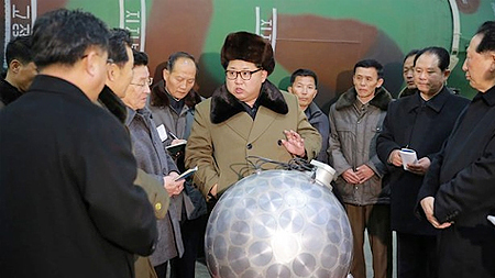 Nhà lãnh đạo CHDCND Triều Tiên Kim Jong-un (giữa). (Ảnh: KCNA)