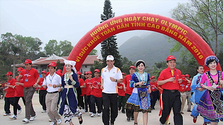 Các đại biểu hưởng ứng Ngày chạy Olympic tại Cao Bằng (Ảnh: Minh Giang).