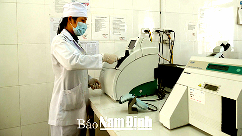 Xét nghiệm khí máu động mạch tại Bệnh viện Lao và Bệnh Phổi tỉnh.