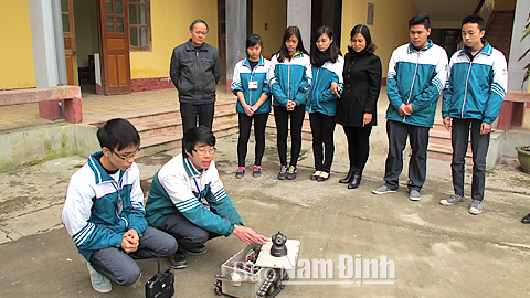 Nhóm tác giả Đinh Viết Thịnh, Nguyễn Minh Anh, Trường THPT Nguyễn Huệ (TP Nam Định) giới thiệu rô-bốt giám sát và xử lý thông tắc đường ống thoát nước.