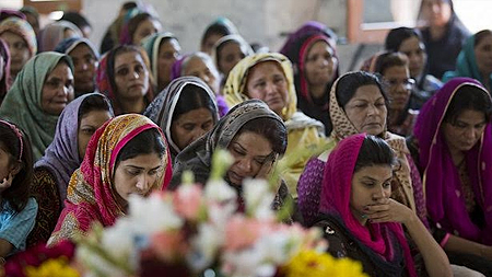 Lễ tang của một nạn nhân trong vụ đánh bom vào ngày lễ Phục sinh, tại TP Lahore. (Ảnh: AP)