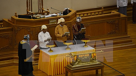  Tân Tổng thống Hơ-tin Ki-o và các Phó Tổng tại lễ tuyên thệ nhậm chức ở Nây Pi-đô. Ảnh: AFP/TTXVN 