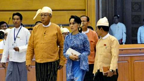 Bà Aung San Suu Kyi tới dự lễ tuyên thệ nhậm chức của tân Tổng thống tại Quốc hội. Ảnh: Kyodo/TTXVN 