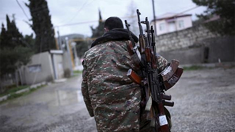 Binh sĩ thuộc lực lượng quân tự vệ của Nagorno-Karabakh mang theo các loại vũ khí. (Ảnh: Reuters)