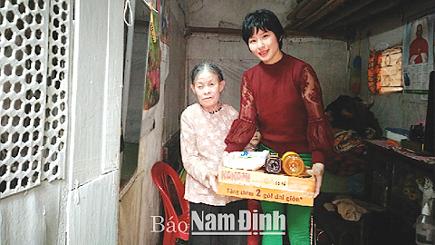 Từ năm 2015 đến nay, chị Đào Thị Hương Giang, số nhà 31C/623 đường Trường Chinh (TP Nam Định) đã quyên góp, tặng quà cho hàng trăm lượt người nghèo, người già, trẻ em tàn tật, đối tượng chính sách… trong và ngoài tỉnh. Ảnh: Nhân vật cung cấp