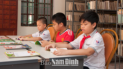 Học sinh đọc sách tại Thư viện Thành phố Nam Định.