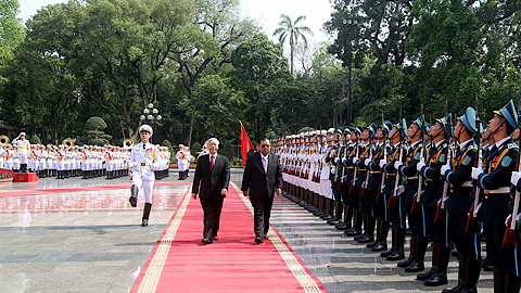 Tổng Bí thư Nguyễn Phú Trọng và Tổng Bí thư, Chủ tịch nước CHDCND Lào Bun-nhăng Vô-la-chít duyệt đội danh dự Quân đội nhân dân Việt Nam.