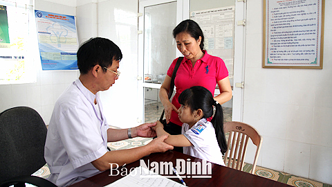 Khám bệnh cho trẻ em tại Trạm Y tế xã Xuân Kiên (Xuân Trường).