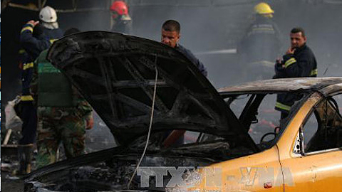 Lực lượng an ninh và cứu hộ Iraq làm nhiệm vụ hiện trường vụ đánh bom ở Jadida ngày 25/4. Ảnh: AFP/ TTXVN