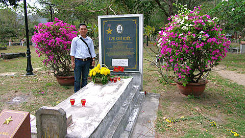 Tác giả bên mộ chí Anh hùng LLVTND Lưu Chí Hiếu tại Nghĩa trang Hàng Dương, huyện đảo Côn Đảo, tỉnh Bà Rịa - Vũng Tàu (ảnh bên phải).