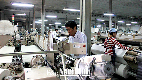 Phát huy truyền thống, lớp lớp cán bộ, công nhân viên Tổng Cty CP Dệt may Nam Định đang nỗ lực phát triển sản xuất, kinh doanh trong chặng đường mới (Trong ảnh: Sản xuất các sản phẩm vải, sợi tại Tổng Cty CP Dệt may Nam Định).