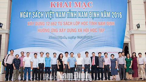Các đồng chí lãnh đạo Bộ TT và TT, Bộ GD và ĐT và UBND tỉnh chụp ảnh kỷ niệm tại lễ khai mạc “Ngày sách Việt Nam tỉnh Nam Định 2016”.   Ảnh: Viết Dư