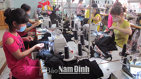 Sản xuất quần áo tại cơ sở may Huy Dung, xóm Nội, xã Mỹ Thắng.