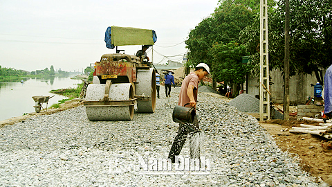 Thi công đường trục huyện từ chợ Lời đến xã Đại Thắng, đoạn qua xã Liên Minh. 