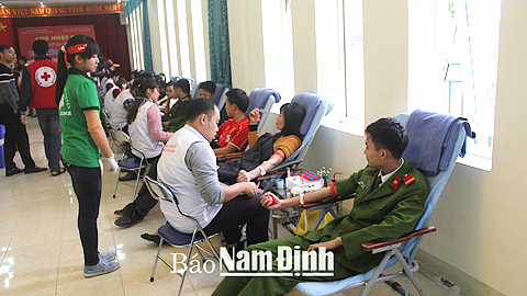 ĐVTN khối lực lượng vũ trang tham gia hiến máu trong Ngày chủ nhật đỏ lần thứ 8-2016.