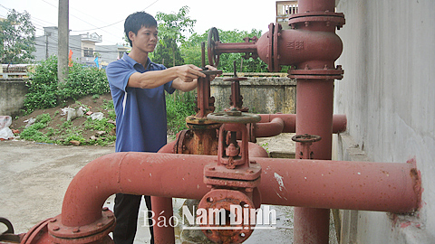 Vận hành van điều tiết nước tại bể lắng ở Nhà máy nước sạch Thị trấn Ngô Đồng (Giao Thủy). 