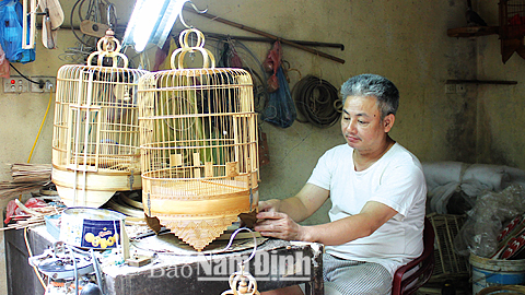 Làm lồng chim cảnh tại gia đình ông Nguyễn Xuân Nghĩa, phường Văn Miếu (TP Nam Định).