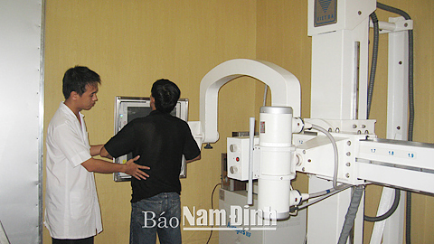 Chụp X-quang cho bệnh nhân tại Bệnh viện Đa khoa Mỹ Lộc.