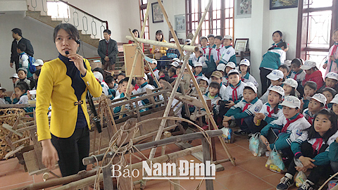 Đội viên Liên đội Trường THCS xã Xuân Ngọc tham quan Bảo tàng đồng quê, xã Giao Thịnh (Giao Thủy). Ảnh: Do cơ sở cung cấp