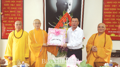 Đồng chí Đoàn Hồng Phong, Ủy viên BCH Trung ương Đảng, Bí thư Tỉnh ủy chúc mừng Giáo hội Phật giáo tỉnh.
