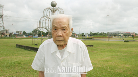 Nguyễn Thị (90 tuổi đời, 69 năm tuổi Đảng, thôn Hưng Thượng, xã Yên Phong, huyện Ý Yên)