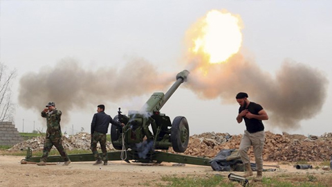 Lực lượng an ninh Iraq nã pháo vào các căn cứ của IS ở Mosul. (Nguồn: AFP)