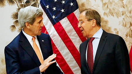 Bộ trưởng Ngoại giao Mỹ John Kerry (trái) và người đồng cấp Nga Sergey Lavrov tới Vienna (Áo), ngày 16-5, để tham dự hội nghị về tình hình Syria. (Ảnh: AP)