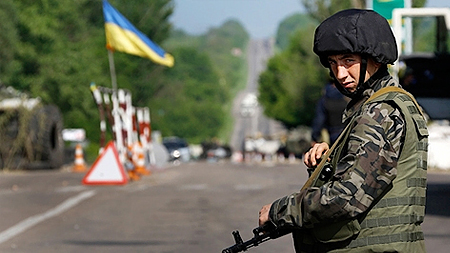 Binh sĩ Ucraina đi tuần tra tại thị trấn Slavyansk thuộc miền đông nước này. (Ảnh: Reuters).