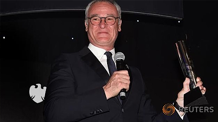 HLV Claudio Ranieri nhận giải thưởng của Hiệp hội những huấn luyện viên và các nhà quản lý bóng đá Anh. (Ảnh: Reuters)