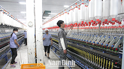 Cán bộ, công nhân Tổng Cty CP Dệt may Nam Định nỗ lực phấn đấu hoàn thành xuất sắc nhiệm vụ sản xuất, kinh doanh.