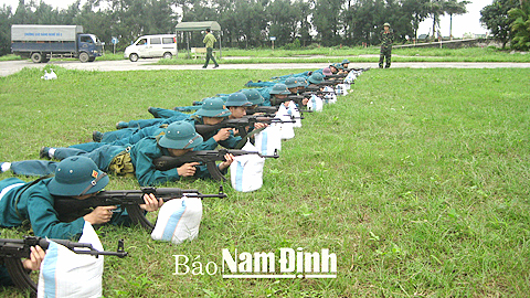 Lực lượng dân quân tự vệ Thành phố Nam Định huấn luyện nâng cao khả năng SSCĐ.