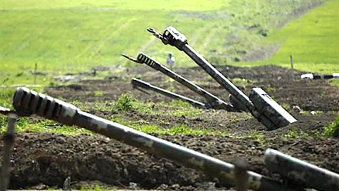 Pháo của Armenia gần thị trấn Martuni, ở khu vực Nagorno-Karabakh, ngày 8-4. (Ảnh: Reuters)