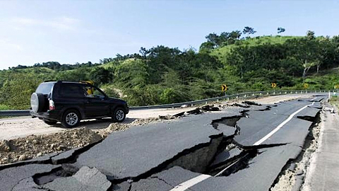 Một con đường sau trận động đất ngày 18-4 tại Ecuador. (Ảnh: Reuters)