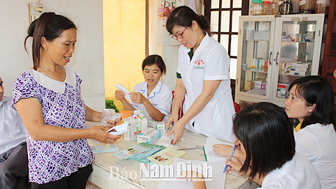Cán bộ quân y Bộ đội Biên phòng tỉnh cấp thuốc cho nhân dân Thị trấn Rạng Đông (Nghĩa Hưng). 