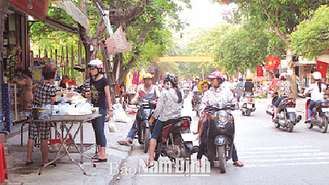 Nước sữa đậu, thạch găng xanh được mua bán tấp nập ngay lề đường khu vực chợ Văn Miếu (TP Nam Định). 