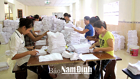 Sản xuất khăn xuất khẩu tại Cty CP Dệt may Vĩnh Giang, Thị trấn Cổ Lễ (Trực Ninh).