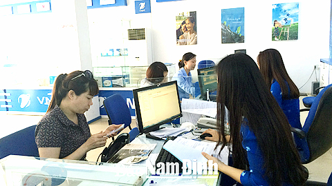 Nhân viên VNPT Nam Định hướng dẫn khách hàng sử dụng dịch vụ viễn thông đăng ký thông tin cá nhân.